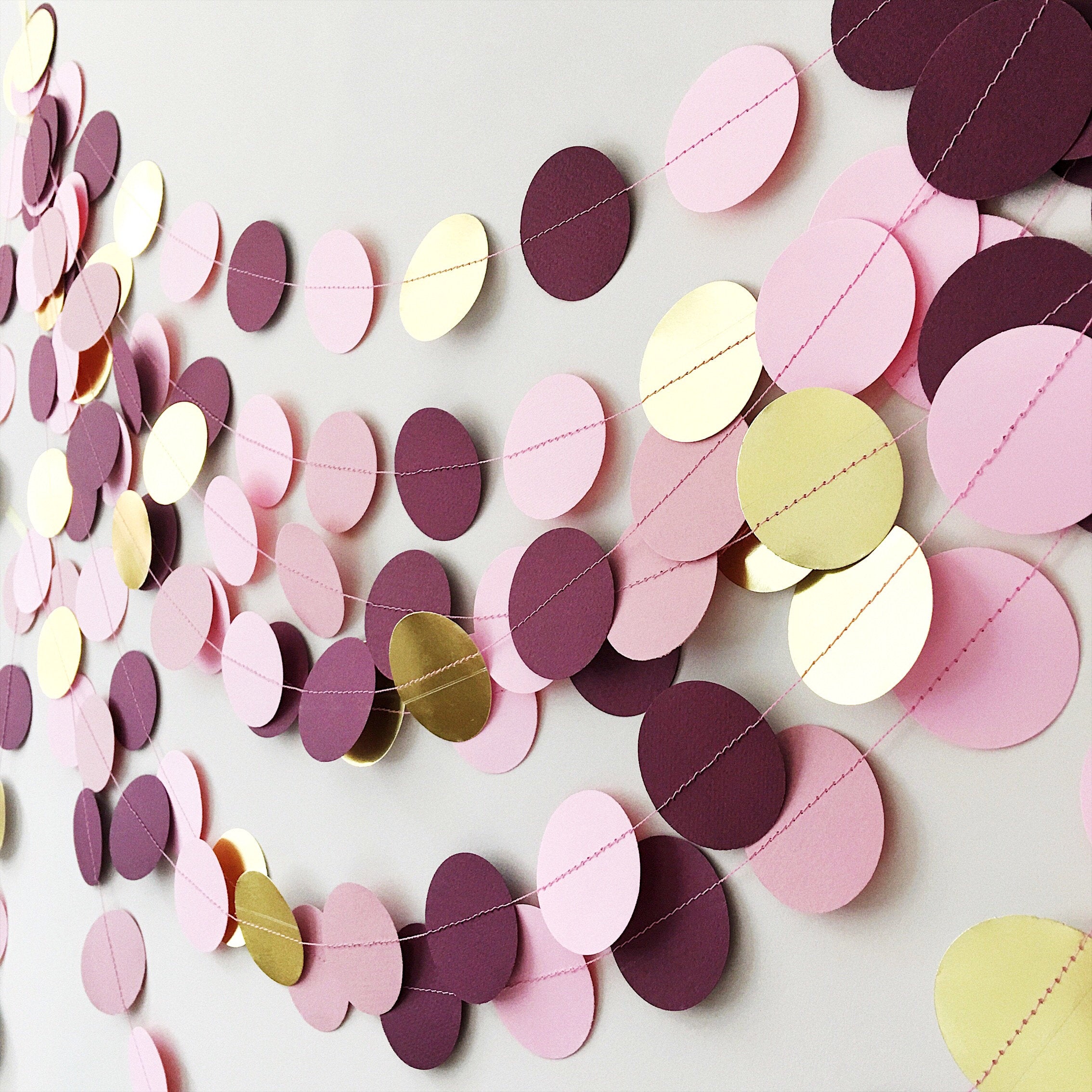 Round 2024 paper garland